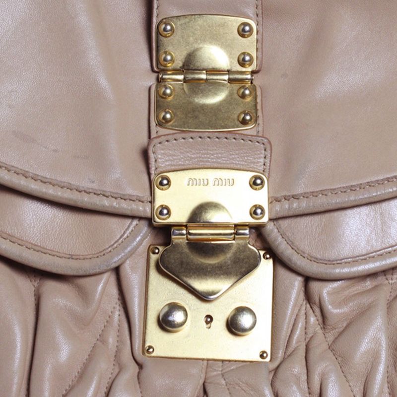 Bolsa-Miu-Miu-Coffer-Leather-Bege