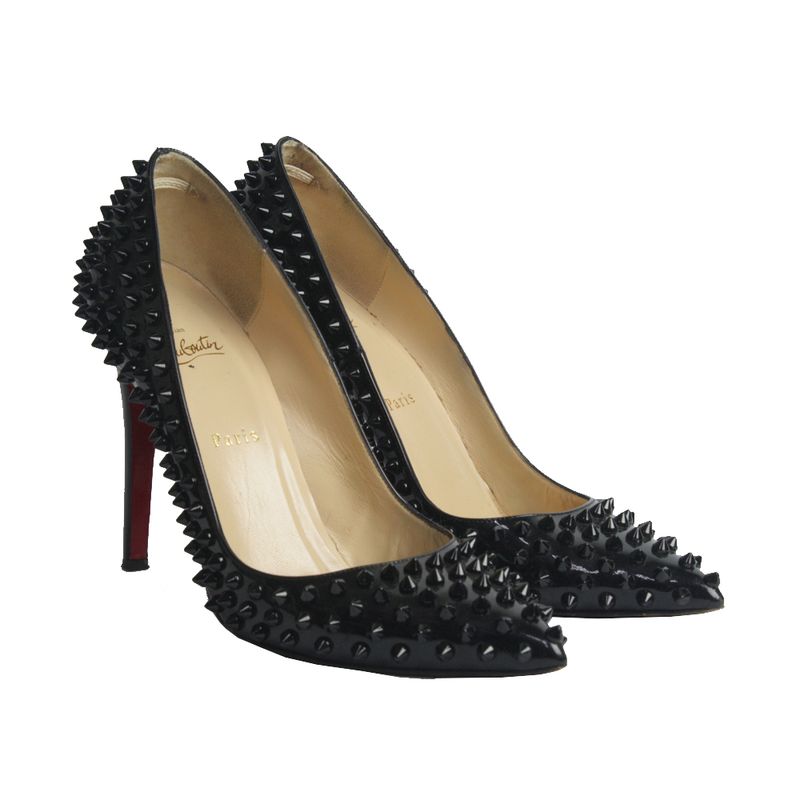 Scarpin-Christian-Louboutin-Pigalle-Spikes-Verniz-Preto