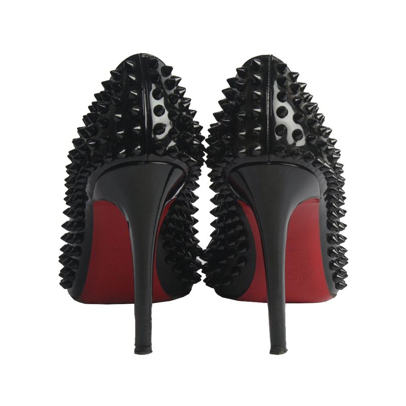 Scarpin-Christian-Louboutin-Pigalle-Spikes-Verniz-Preto