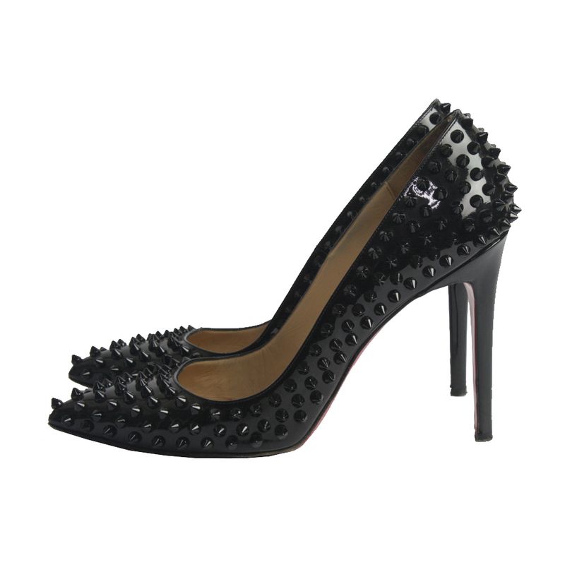 Scarpin-Christian-Louboutin-Pigalle-Spikes-Verniz-Preto
