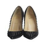 Scarpin-Christian-Louboutin-Pigalle-Spikes-Verniz-Preto