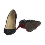 Scarpin-Christian-Louboutin-Pigalle-Spikes-Verniz-Preto