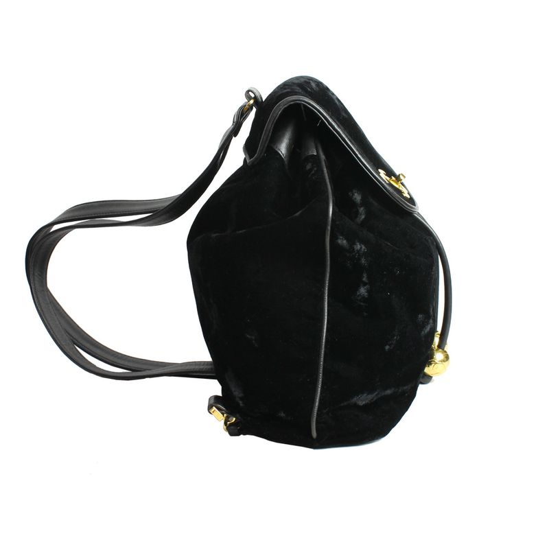 Mochila-Chanel-Vintage-Veludo-Preto