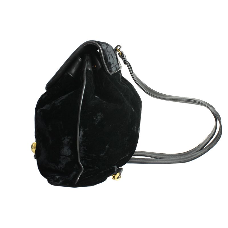 Mochila-Chanel-Vintage-Veludo-Preto