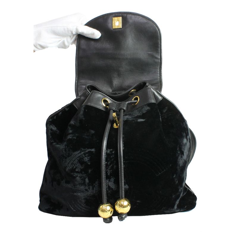 Mochila-Chanel-Vintage-Veludo-Preto