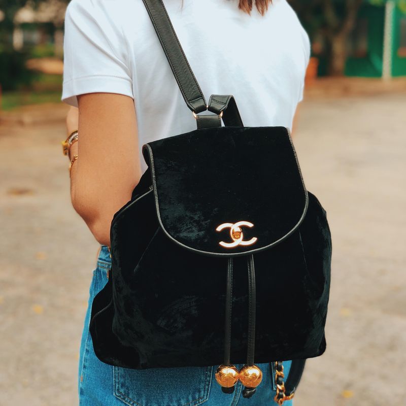 Mochila-Chanel-Vintage-Veludo-Preto