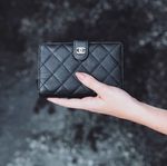 Carteira-Chanel-L-Zip-Pocket-em-Couro-Caviar-Preto