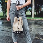 Bolsa-Kenzo-Bucket-Bege-e-Preta-com-Tachas