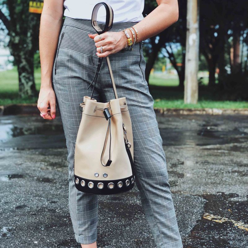 Bolsa-Kenzo-Bucket-Bege-e-Preta-com-Tachas
