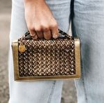1776-bolsa-stella-mccartney-mini-dourada-verso