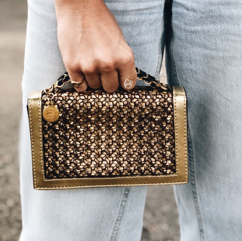 1776-bolsa-stella-mccartney-mini-dourada-verso