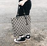 Bolsa-Michael-Kors-Jet-Set-Monograma
