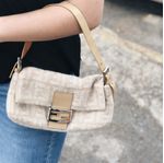Bolsa-Fendi-Baguette-La-Monograma-Bege