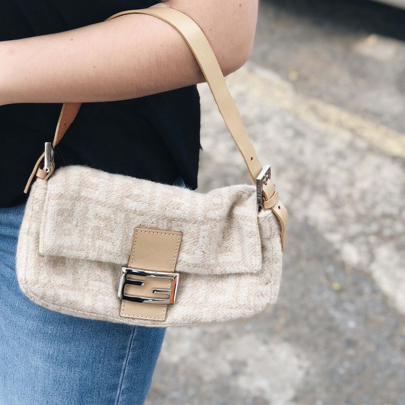 Bolsa-Fendi-Baguette-La-Monograma-Bege