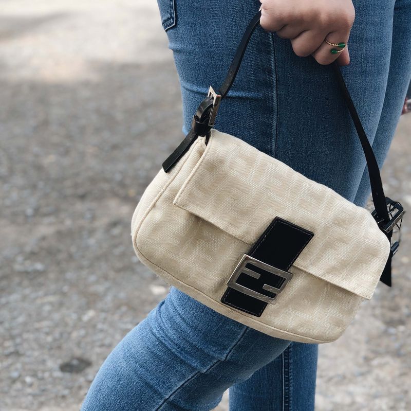 Bolsa-Fendi-Baguette-Linho-Monograma-Bege