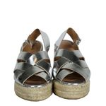 sandalia-anabela-castaner-prateada-