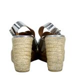 sandalia-anabela-castaner-prateada-