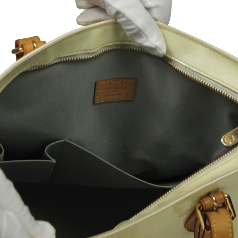 Bolsa-Louis-Vuitton-Verniz-Brentwood-Branca