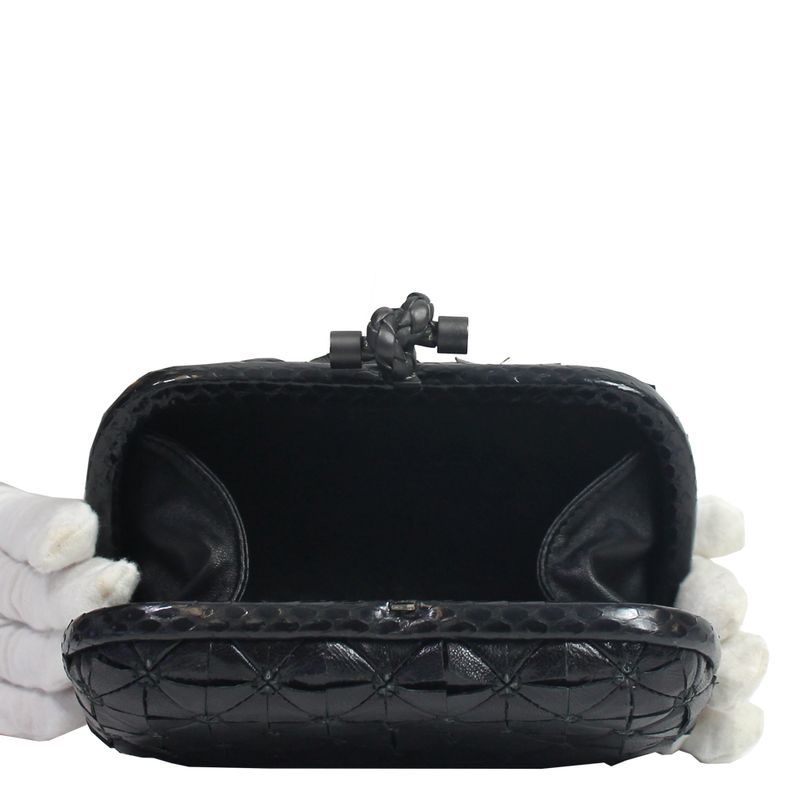 Clutch-Bottega-Veneta-Knot-Python-e-Couro-Preto