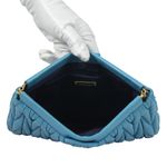 Clutch-Miu-Miu-Matelasse-Couro-Azul