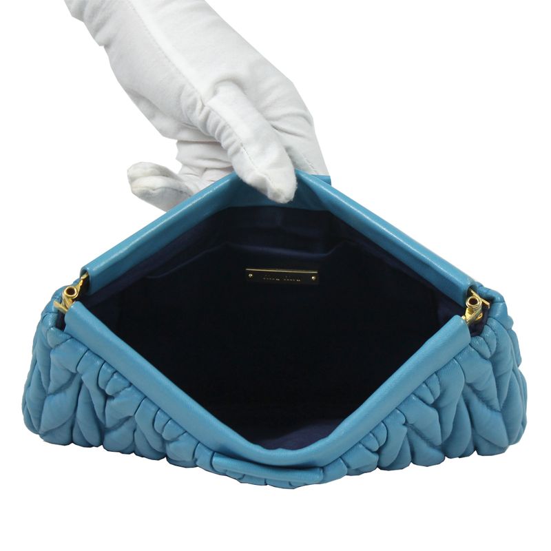 Clutch-Miu-Miu-Matelasse-Couro-Azul