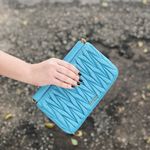 Clutch-Miu-Miu-Matelasse-Couro-Azul-verso