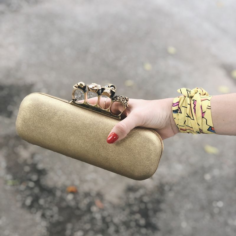 Clutch-Alexander-McQueen-Skull-Dourada