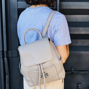 Mochila Tory Burch Couro Cinza
