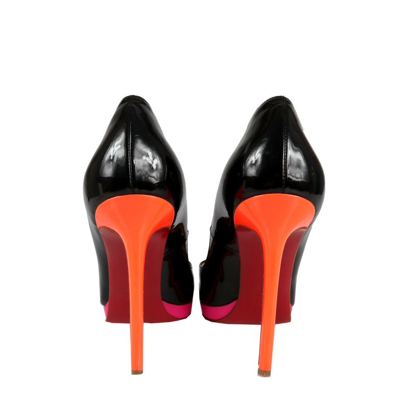 61016-Scarpin-Christian-Louboutin-Pigalle-Verniz-Preto-e-Neon
