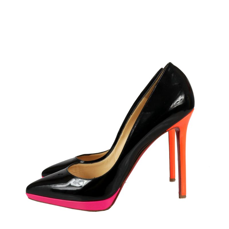 61016-Scarpin-Christian-Louboutin-Pigalle-Verniz-Preto-e-Neon
