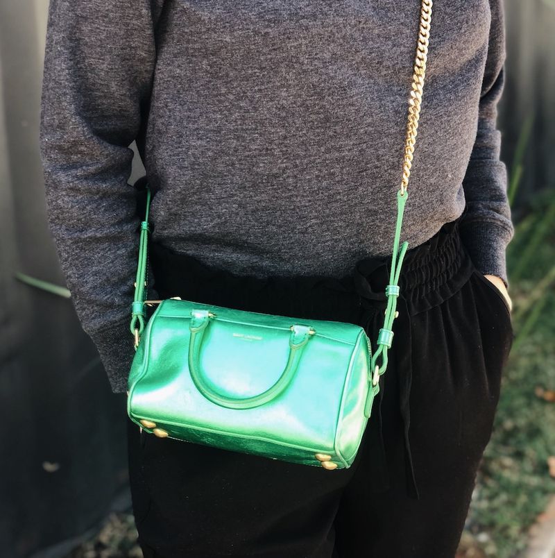 61027-Bolsa-Saint-Laurent-Duffle-Baby-Verde-verso