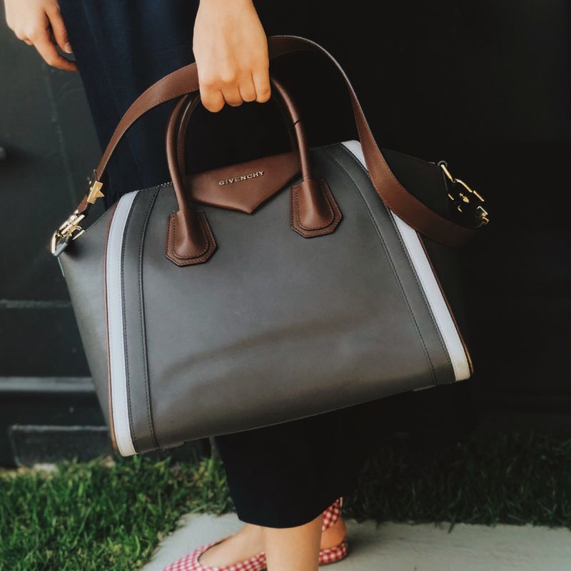 61018-Bolsa-Givenchy-Antigona-Couro-Cinza-verso