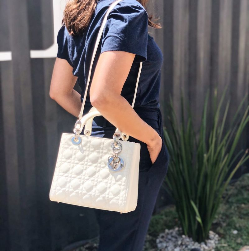 61206-Bolsa-Christian-Dior-Lady-Dior-Verniz-Off-White-verso