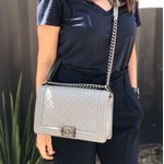 61212-Bolsa-Chanel-Boy-Media-Cinza-verso