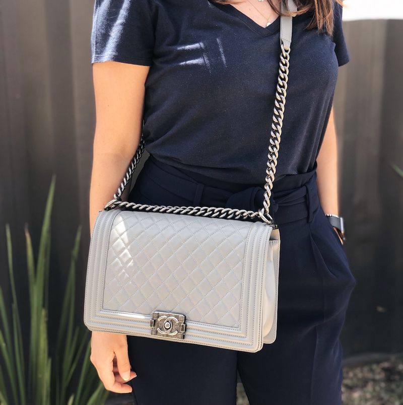 61212-Bolsa-Chanel-Boy-Media-Cinza-verso