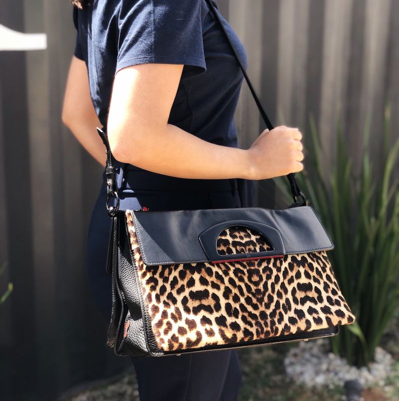 61207-Bolsa-Christian-Louboutin-Passage-Oncinha-verso