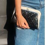 61258-Clutch-Chanel-Couro-Bicolor-verso