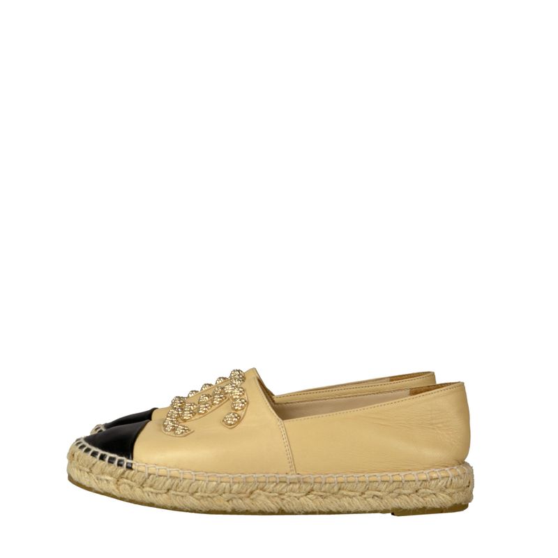 Alpargata-Chanel-Couro-Bicolor-com-Aplicacoes