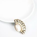 Broche-Givenchy-Dourado-com-Perola