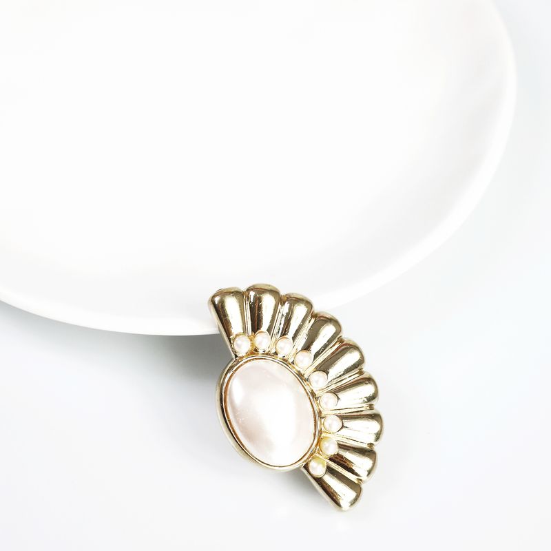 Broche-Givenchy-Dourado-com-Perola