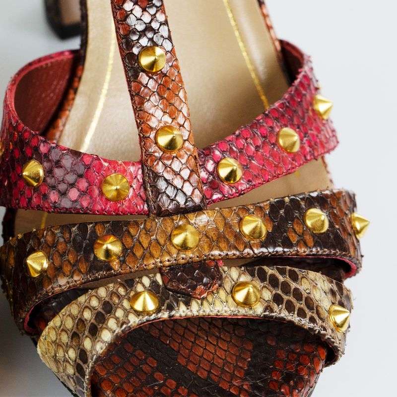 Sandalia-Gucci-Python-Studs