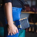 Clutch-Tory-Burch-Palha-e-Verniz-Azul