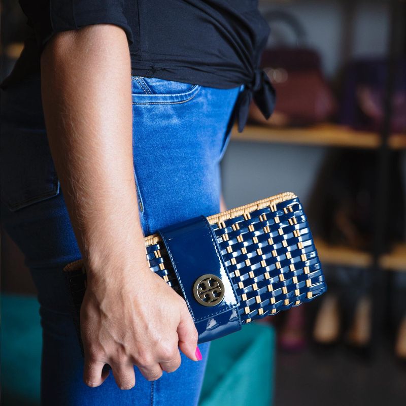 Clutch-Tory-Burch-Palha-e-Verniz-Azul