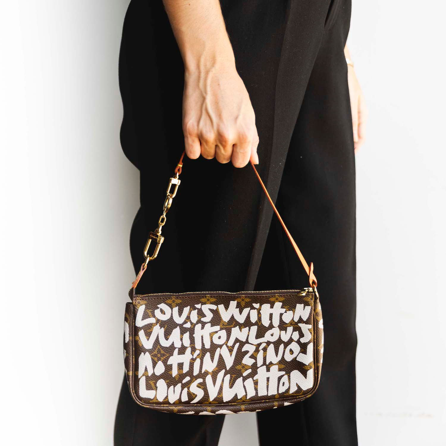 Black bag-Louis Vuitton  Bolsas, Bolsas de grife, Acessórios