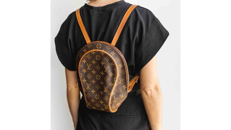 Mochila Louis Vuitton branca com monograma da marca