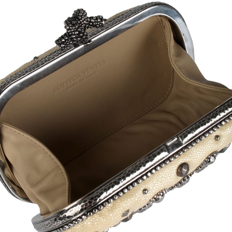 Clutch-Bottega-Veneta-Galouchat-Creme