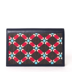 Clutch Hands of Indigo Preta com Bordado Vermelho e Azul