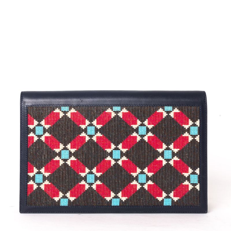 Clutch-Hands-of-Indigo-Preta-com-Bordado-Vermelho-e-Azul