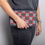 Clutch-Hands-of-Indigo-Preta-com-Bordado-Vermelho-e-Azul