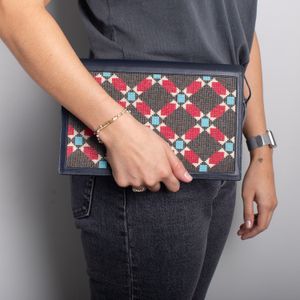 Clutch Hands of Indigo Preta com Bordado Vermelho e Azul